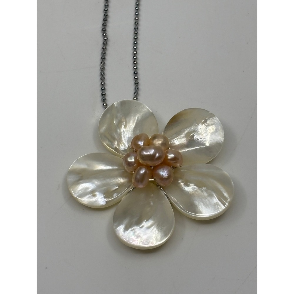 Mother of Pearl Shell Flower Pendant Necklace Pink Freshwater Pearl 18KGP 18in - Picture 3 of 9